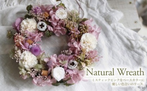 春の光のような優しい色合いのリース。