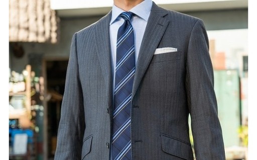 匠の技術で織り上げるシルク１００％のストライプネクタイ