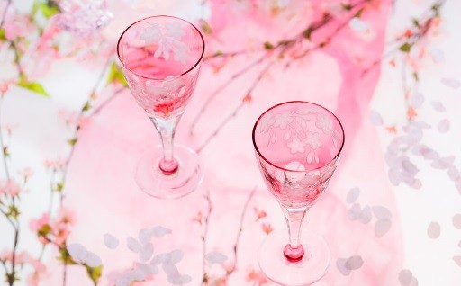 桜の模様をグラヴィール彫刻したワイングラスの名品