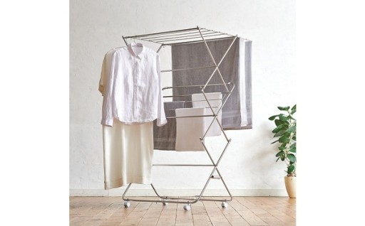 コンパクトなのに大容量。ワンピースもかけられるステンレス物干し
