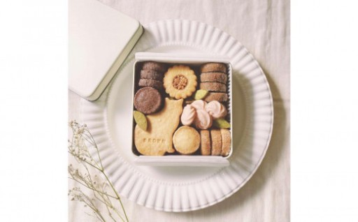 母の日のギフトにもおすすめ！　お花とねこのクッキー缶