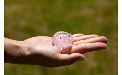 【RYUKYU GLASS WORKS 海風】ミニブタ箸置き（ピンク・１つ）