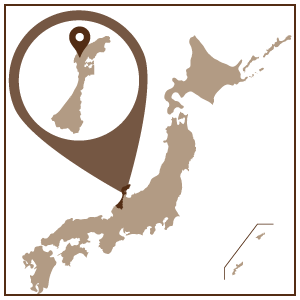 石川県北部に位置する輪島市。日本海に大きく突き出した輪島市は、古くから港町として知られ交易がさかんに行われてきました。
この地で生まれた日本の代表的な伝統工芸品が、輪島塗です。
堅牢なつくりで、人々の暮らしの道具として愛されてきた輪島塗も、海路を利用して販路を拡大し、日本各地で使用されていました。