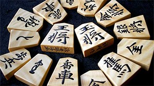 将棋駒の種類には「書き駒」「彫駒」「彫埋駒」「盛上駒」という、名工の手技があります。工芸的価値の高さから、現在では国の伝統的工芸品に指定されています。大量生産が進んだ大正期からは「押し駒」が導入され、日本一の駒の産地として有名になりました。