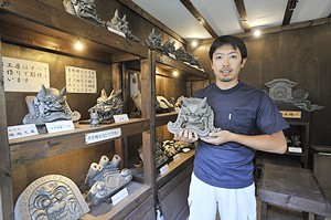 塚越久義さん。
鬼瓦の魅力に魅せられた塚越さんは、5年間、近くの小川町で修業を積み、故郷である深谷市に鬼瓦工房「鬼義」を構えました。
これまでに数多くの寺社の鬼瓦、城のしゃちほこなどの制作に精魂を傾けてきました。
県伝統工芸士として伝統の技を受け継ぐとともに、近年は日本の瓦の良さを伝えるため、表札や置物、記念瓦など新しいものづくりにも挑戦しています。
