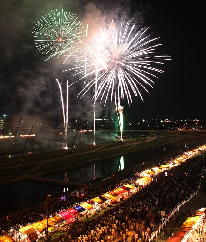 夏の夜空に咲き乱れる 花火特集 ふるさと納税 ふるさとチョイス