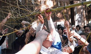 神旗が取り付けられていた竹の枝はご利益があるとされており、降ろされるやいなや見物客が競って枝を折り、持ち帰ります。