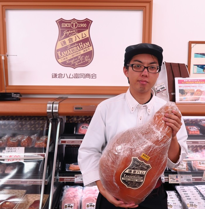 重さ約9kg!部位ごとに味わう『骨付ハム』解体試食会(鎌倉ハム富岡商会)