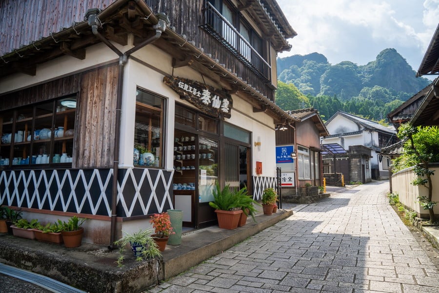 佐賀県伊万里市の由緒ある伝統技法を守り 家族で手掛ける色鍋島 泰仙窯（たいせんがま）｜ふるさとチョイス - ふるさと納税サイト