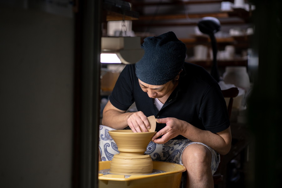 佐賀県伊万里市の由緒ある伝統技法を守り 家族で手掛ける色鍋島 泰仙窯 