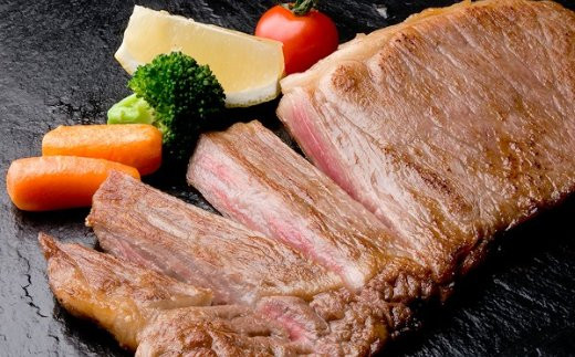 【ステーキにおすすめ！】贅沢にカットされたステーキで肉の旨味と脂の甘みを存分を味わう