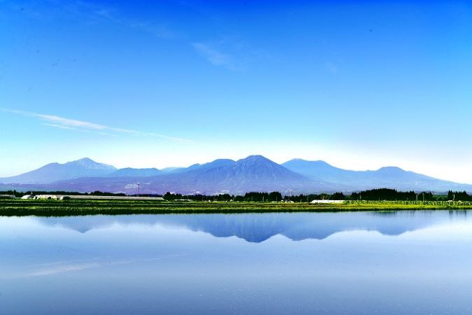 宮崎県の南西部に位置し、周囲を霧島連山や九州山地に囲まれた風光明媚なところ