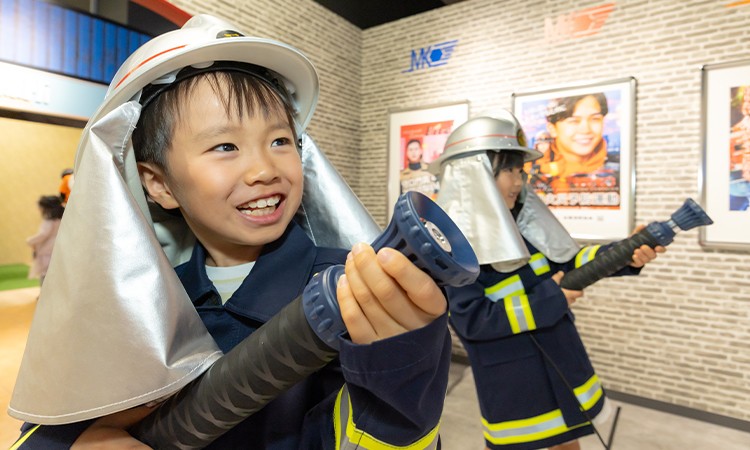 《VR消防士》街で火事が起きたら消防士の私たちが現場に急行します！