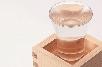 なみなみと注がれた桝酒
