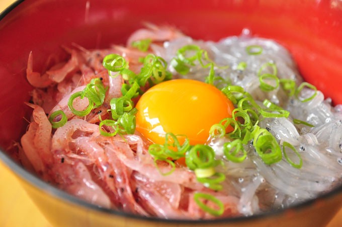 生サクラエビと生シラスの二色丼