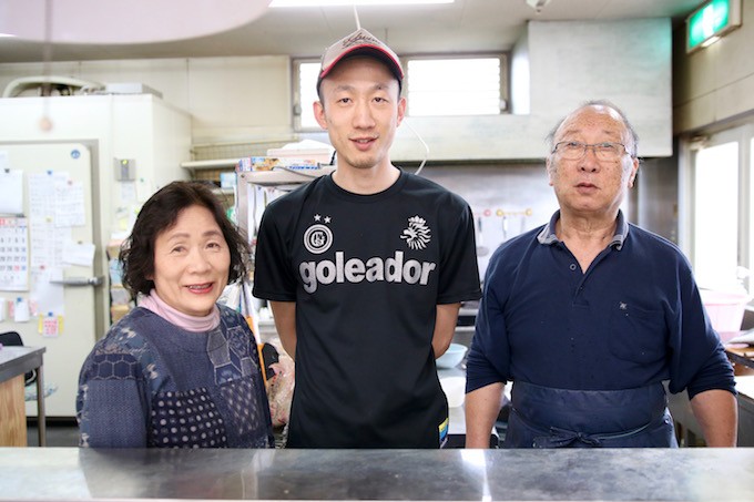 藤原鮮魚店 三代目ご夫妻と四代目の藤原丈夫さん。