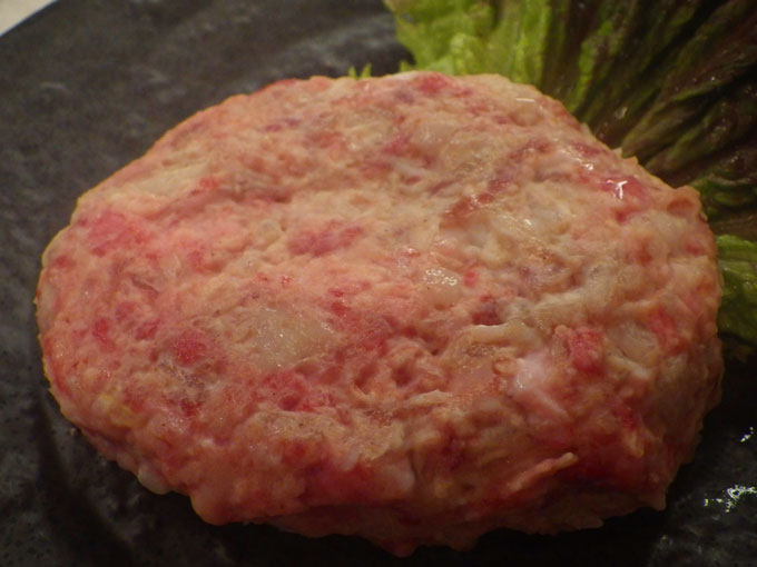肉の食感を楽しんでいただけるよう粗挽きに仕上げています!!