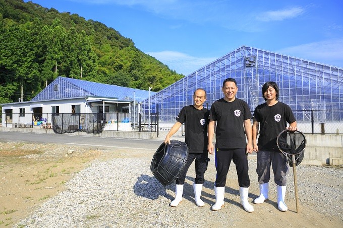 水質、温度、えさにいたるまで徹底管理された養殖場で大切に育て上げます