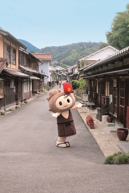 石見銀山遺跡「大森町の町並み」とマスコットキャラクター「らとちゃん」