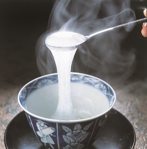葛の粉を熱湯でかき混ぜながら作ります。風邪などの時にも。。