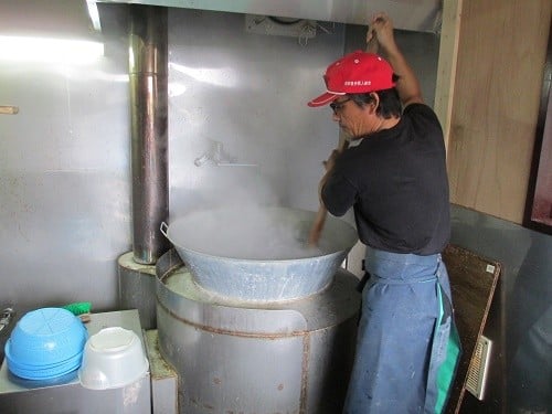 釜揚げ作業中