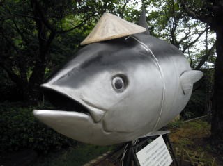 マグロにこだわるあまり、敷地内にマグロオブジェが!!