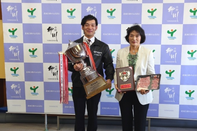 グランドチャンピオンのトロフィーを手にする江口豊作さん(左)
