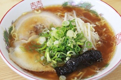 細めのちぢれ麺に「甘め」のスープが特徴です。