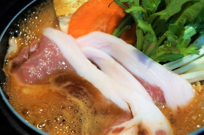 醤油と砂糖と酒。ほんのりとした甘い香りと四万十ポークがそそる