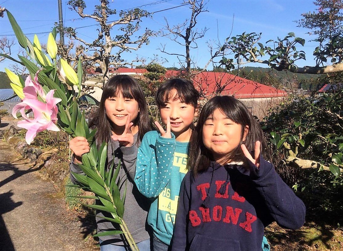 子どもたちもお父さんの作るユリが大好きです。