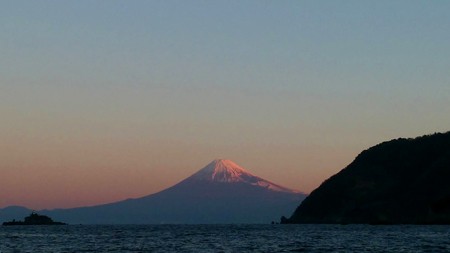 天気が良いと朝焼けに染まる赤富士見られる