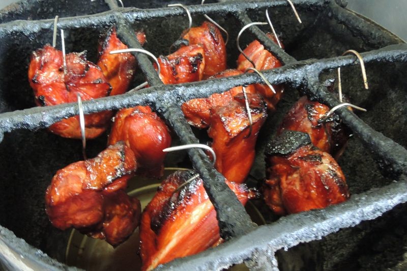 炭火で時間をかけて焼き上げます。