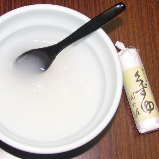 くずゆはポットの湯では溶けにくいのでヤカンで沸騰した湯でつくります。