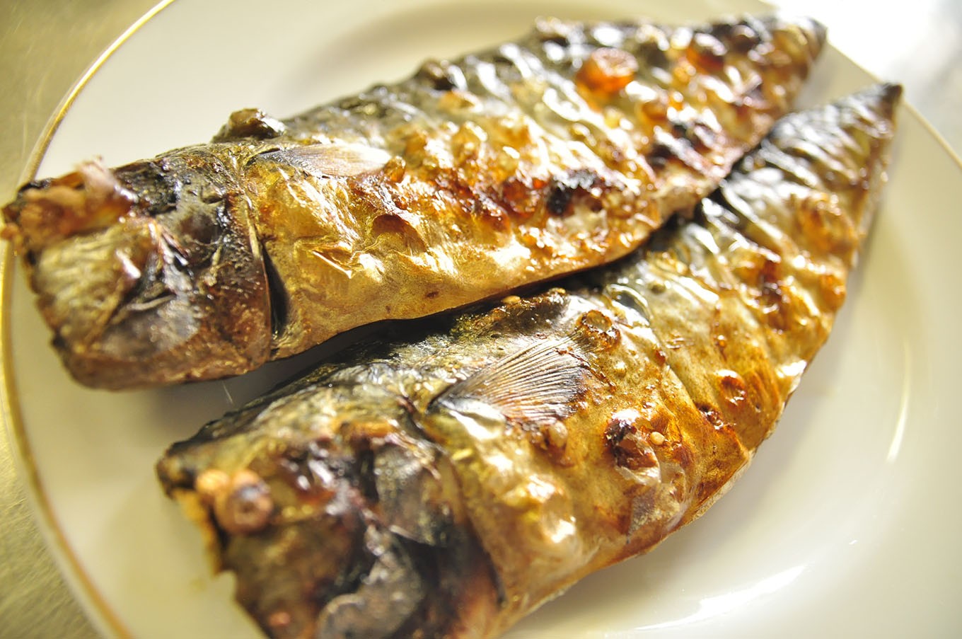 青魚特有の酸味の利いた旨みがジュワーと広がります。