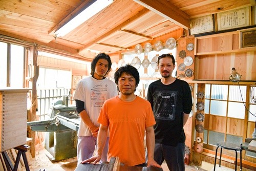 木製ままごとキッチンを制作する川崎さんら3名