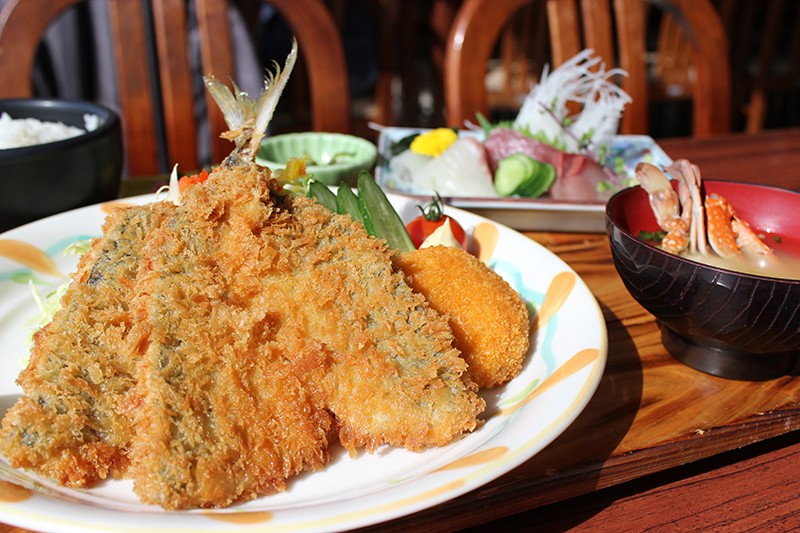 イチオシの「鯵フライ定食」。3種類のお造り付きでボリューム満点!