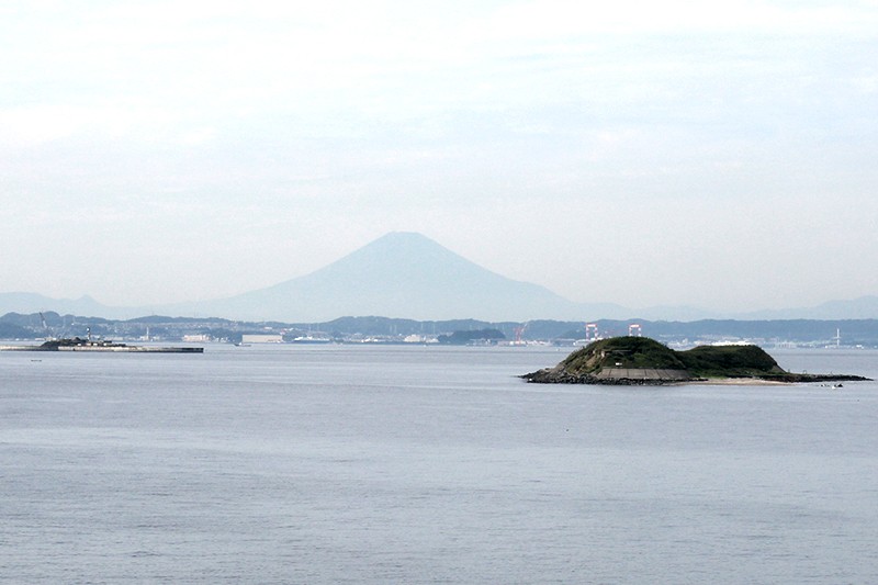 手前右側の島が「第一海堡」、左奥に見えるのが「第二海堡」