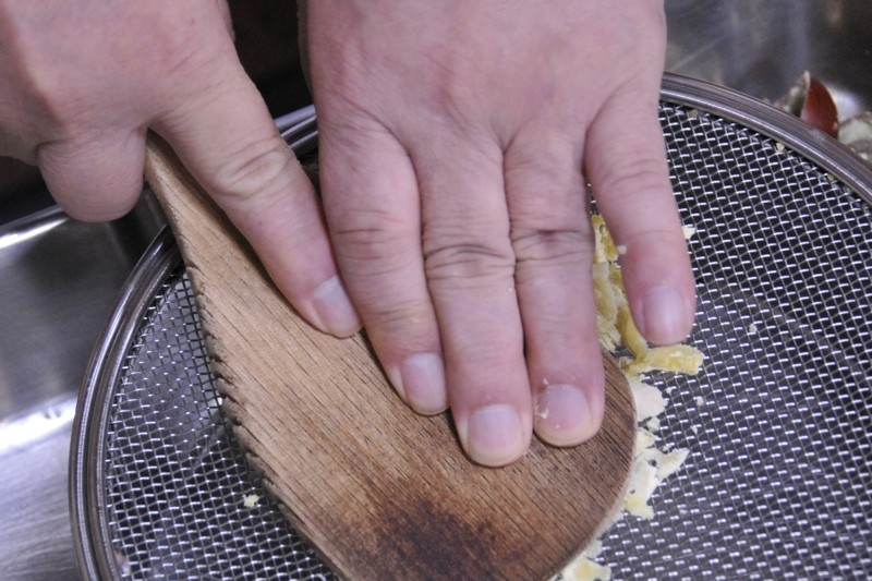 網で栗をこして栗餡を作ります。