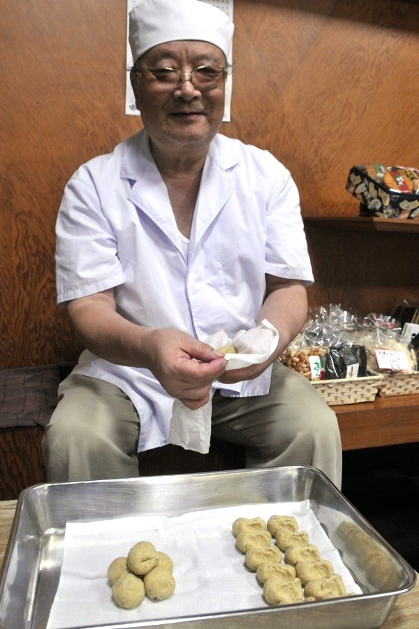 菓子作り40年 萩野屋店主の松本さん。
