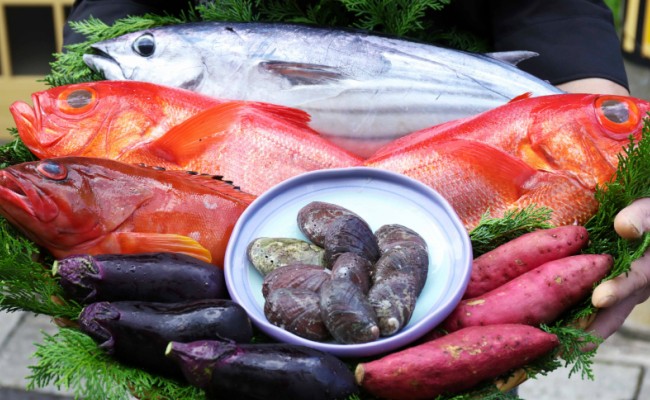 新鮮な室戸産の食材を調理したものを中心にお届けします(^^)