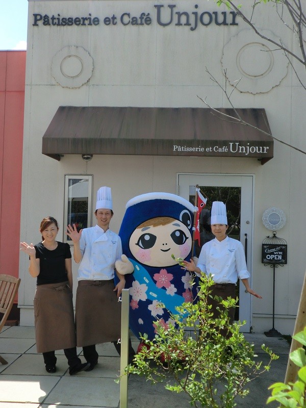 お店の前でスタッフさんとい~わくんが一緒に記念撮影