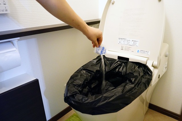 手順1:用を足した後に抗菌性凝固剤をふりかけます。