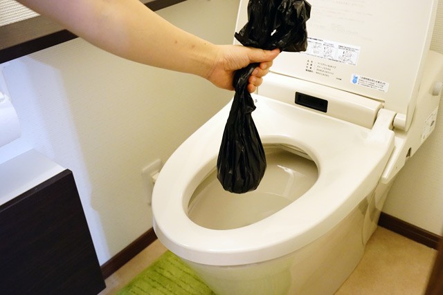 手順2:排便袋を便座からはずし、しっかりと結びます。