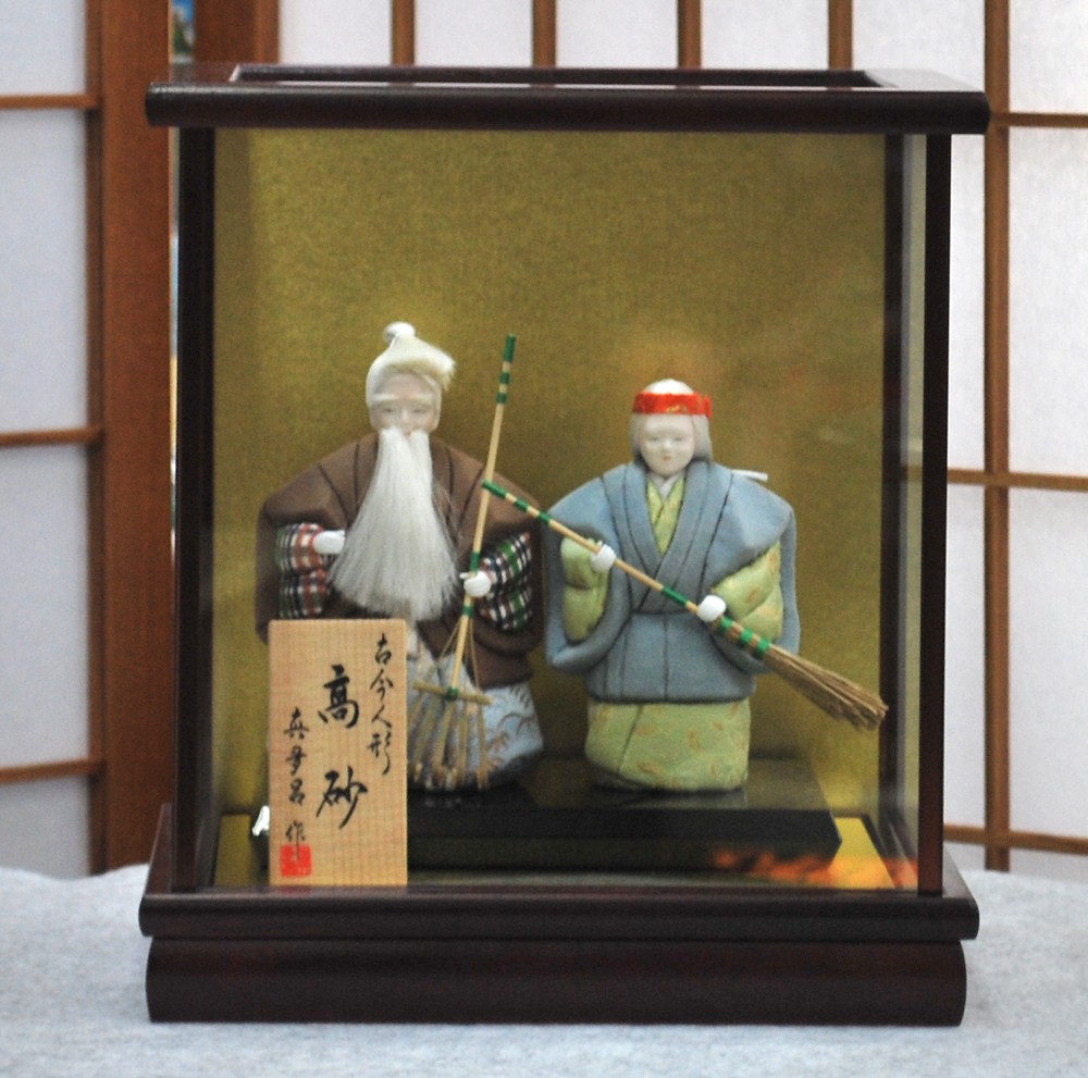 落ち着いた衣装・優しい表情