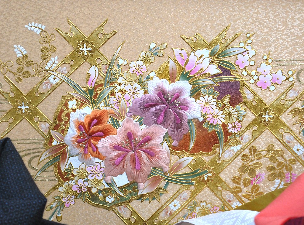 屏風に刺繍の花柄
