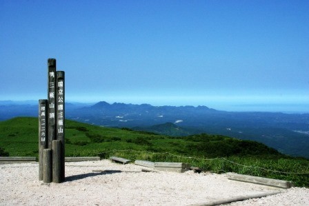 男三瓶山頂からの日本海の眺望