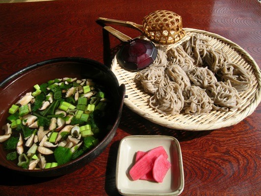 奈川地区の伝統食「とうじそば」の調理例です。