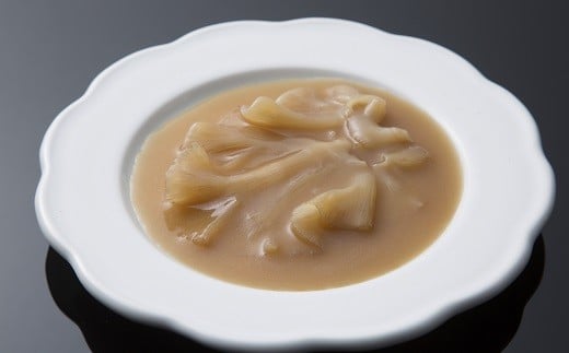 フカヒレ姿煮(胸びれ)。ねっとりとなめらかな舌触りで、尾ビレほど繊維が固くなく程よい食感が特徴です。