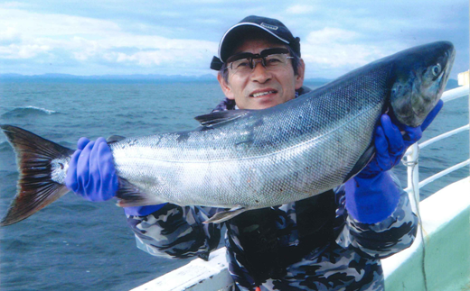 5723 0101 北海道といえば 秋鮭 イカ の船釣り体験 5名様 北海道白糠町 ふるさと納税 ふるさとチョイス
