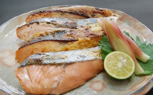 昔ながらの製法の「しお味(甘塩)」、みそタレに漬け込んだ「みそ味」、麹の香りの「塩麹漬」、甘めのみその「西京漬」に味付け